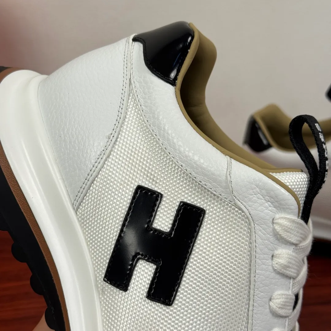 Batch 740 HERMES/Hermès men’s new sports shoes, rhythmic casual shoes: crafted with luxurious materials, luxurious walking experience! The upper is made of top-grade calfskin, with a fine texture like silk caressing the fingertips. The flexible texture is suitable for a variety of scenes; some shoes are integrated with breathable mesh, and the light breathing makes your steps refreshing at all times. The sole is made of high-elastic rubber composite material, and the carefully carved patterns give strong grip, making every step as stable as stepping on the clouds. At the same time, the cushioning and shock-absorbing technology is hidden in it, quietly eliminating the impact of the road. From urban commuting to outdoor walking, Hermès uses luxurious materials and craftsmanship to make every step a double luxury of texture and comfort, showing the brand's ultimate pursuit of details and quality in every inch. Size: 39-40-41-42-43-44 leather shoe size (38.45.46 can be customized) Item number: H25286 leather mesh white